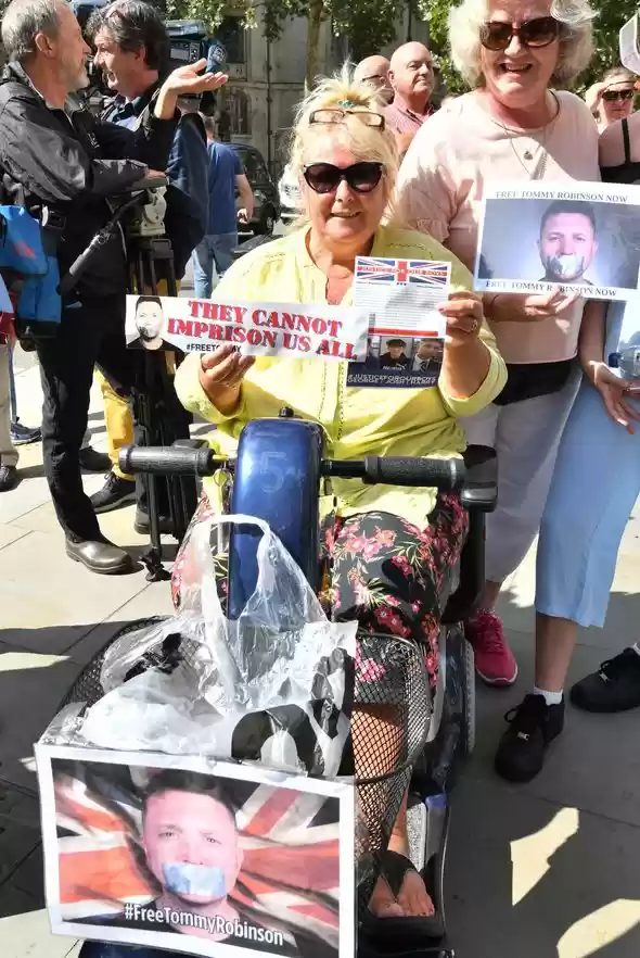 Tommy-Robinson-supporters-were-outside-the-court